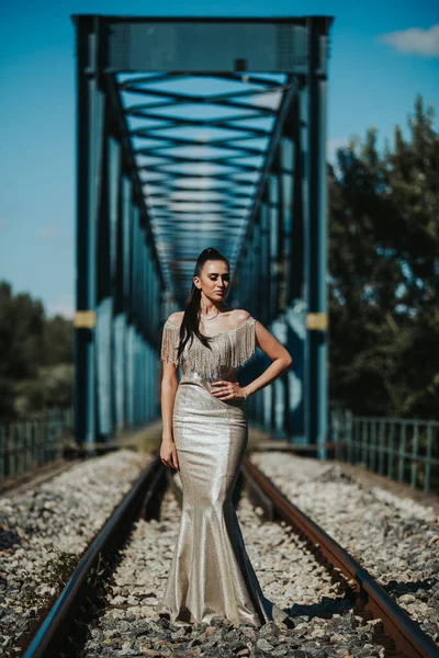 Неглубокий Фокус Брюнетки Роскошном Блестящем Платье Позирующей Старых Железнодорожных Путях — стоковое фото