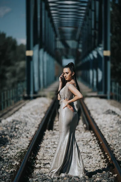 Colpo Verticale Una Bella Femmina Caucasica Abito Elegante Posa All — Foto Stock