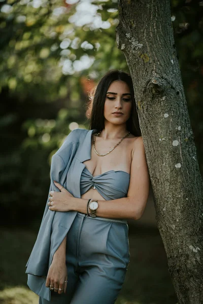 Uma Mulher Sexy Bósnia Herzegovina Terno Azul Moda Posando Floresta — Fotografia de Stock