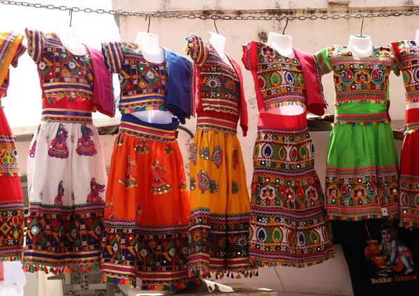 Indian Traditional Colorful Dresses Hanging Chain Market — Stockfoto