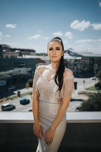 Uma Jovem Mulher Vestido Elegante Posando Câmera Telhado — Fotografia de Stock