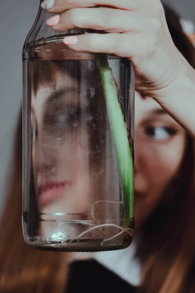 Eine Vertikale Aufnahme Einer Kaukasierin Die Eine Glasflasche Mit Einer — Stockfoto