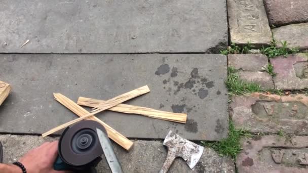 Bir Cutler Dışarıda Bıçağını Bilerken Görüntüsü — Stok video
