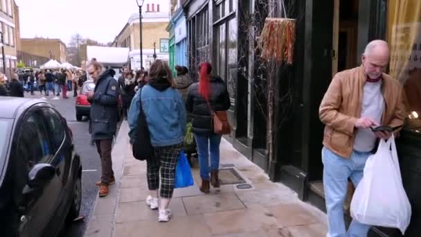 Londra Çiçek Tabelasında Bir Yürüyüş — Stok video