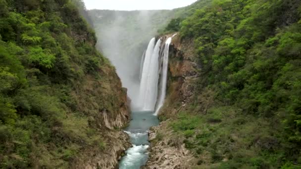 Cachoeira Nas Montanhas — Vídeo de Stock