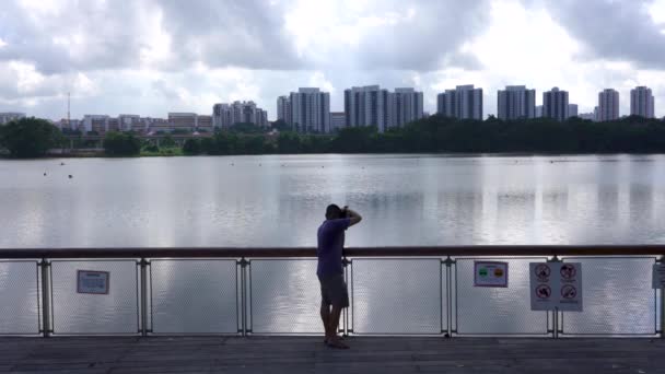 Man Fotograf Frühen Morgen Jurong Lake Gardens Singapore Schuss Abgewehrt — Stockvideo