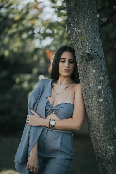 Una Foto Vertical Una Morena Caucásica Posando Parque Con Elegante —  Fotos de Stock