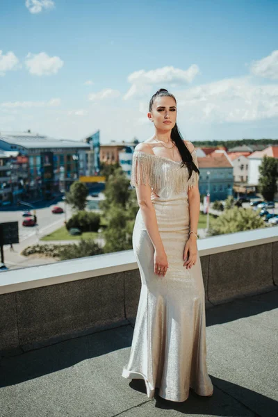 Una Joven Caucásica Largo Vestido Noche Posando Frente Hermoso Paisaje — Foto de Stock