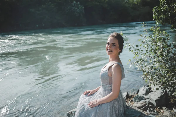 Dorosła Kobieta Długiej Szarej Sukience Siedząca Nad Rzeką Parku Bośni — Zdjęcie stockowe