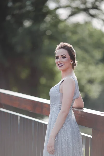 Uma Jovem Mulher Branca Atraente Com Bela Maquiagem Vestindo Vestido — Fotografia de Stock