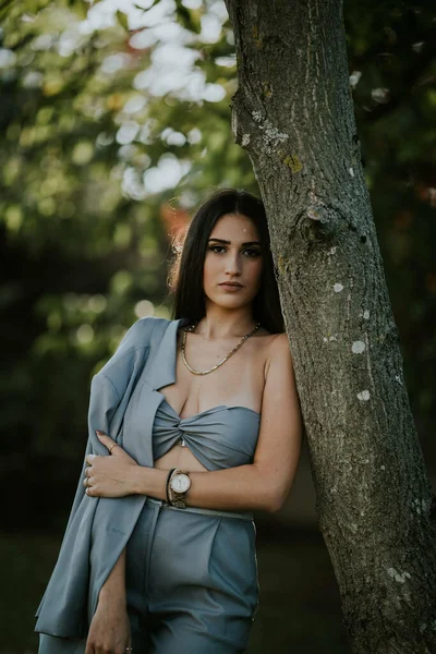 Una Chica Caucásica Joven Sexy Traje Gris Apoyado Árbol Jardín —  Fotos de Stock