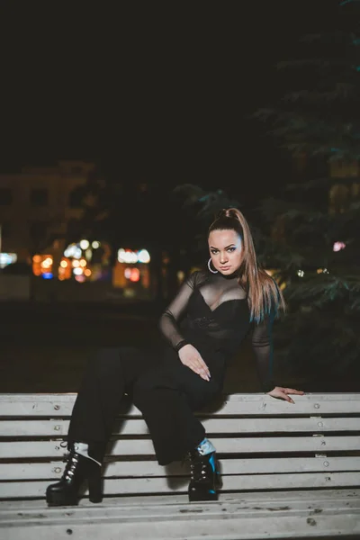 Retrato Una Joven Mujer Vestida Con Traje Negro Sexy —  Fotos de Stock