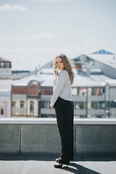 Eine Vertikale Aufnahme Einer Jungen Kaukasierin Die Auf Einem Dach — Stockfoto