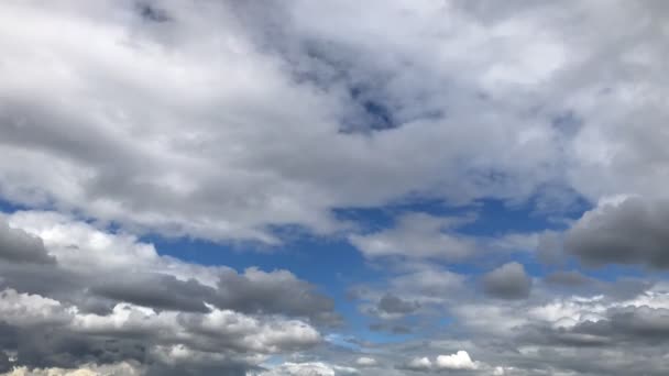 Yazın Güneşli Bir Günde Mavi Gökyüzünde Beyaz Pofuduk Bulutların Manzarası — Stok video