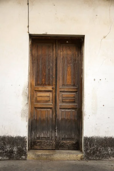 アンティグア グアテマラの植民地時代の都市の家の玄関ドアとファサード スペインの植民地時代の建築の詳細 カラフルで保存 — ストック写真