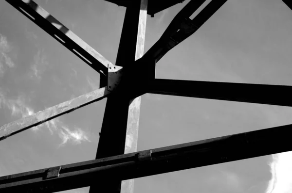 Grayscale Shot Metal Structure Background Cloudy Sky — Stock fotografie