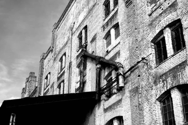 黑暗天空背景下一座废弃建筑的黑白照片 — 图库照片
