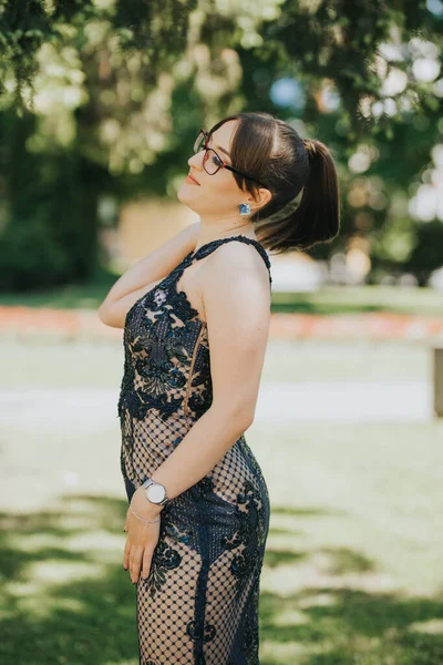 Uma Elegante Fêmea Posando Lindo Vestido Parque — Fotografia de Stock