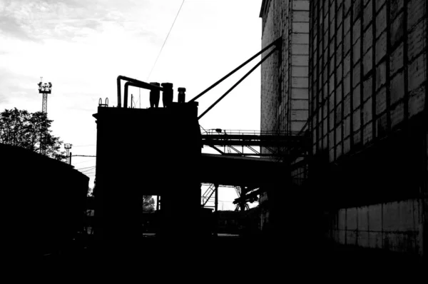 空を背景に工場のグレースケールショット — ストック写真