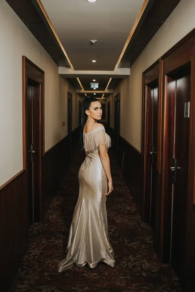 Uma Senhora Caucasiana Com Elegante Vestido Noite Posando Corredor Restaurante — Fotografia de Stock