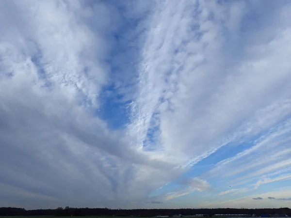 Eine Herrliche Wolkenlandschaft Über Dem Horizont — Stockfoto