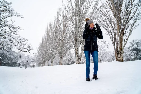 코카서스 눈덮인 공원에서 재미있게 — 스톡 사진