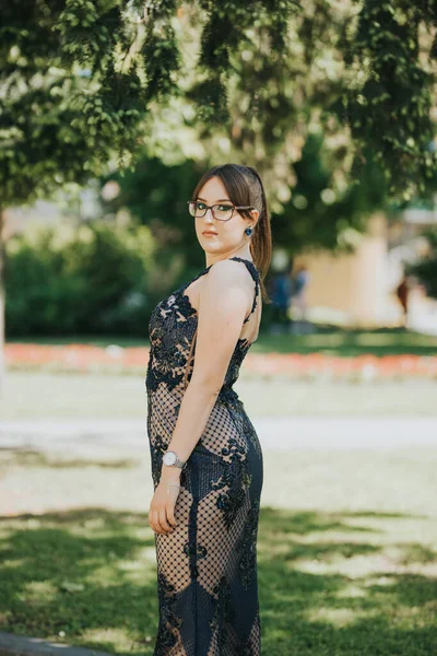 Uma Elegante Fêmea Posando Lindo Vestido Parque — Fotografia de Stock