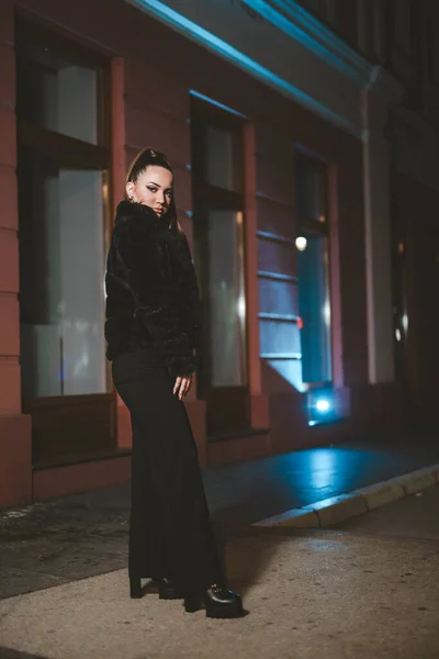Une Jolie Dame Caucasienne Avec Manteau Fourrure Posant Dans Rue — Photo
