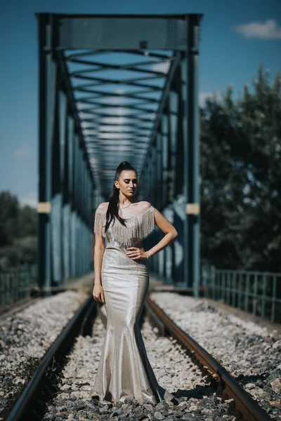 Eine Kaukasische Dame Einem Eleganten Abendkleid Posiert Mit Der Hand — Stockfoto