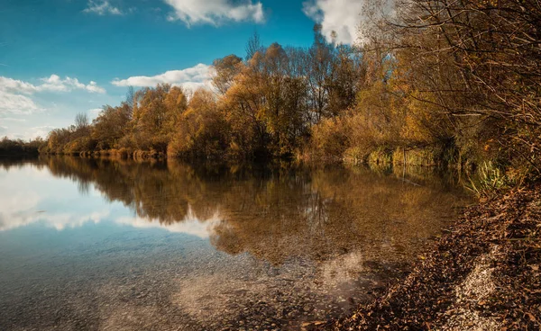 Zbliżenie Ujęcie Jeziora Brzegu Morza Barwnymi Drzewami Autumn — Zdjęcie stockowe