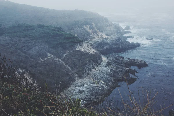 阴郁的一天 四周是一片被雾覆盖的大海的悬崖 — 图库照片