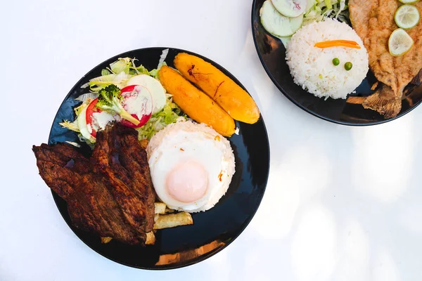 Tetején Kilátás Egy Steak Salátával Sült Tojással Egy Szelet Rizzsel — Stock Fotó