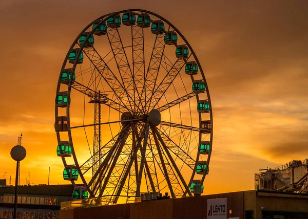 Eine Nahaufnahme Eines Riesenrads Mit Einer Wunderschönen Skyline Bei Sonnenuntergang — Stockfoto