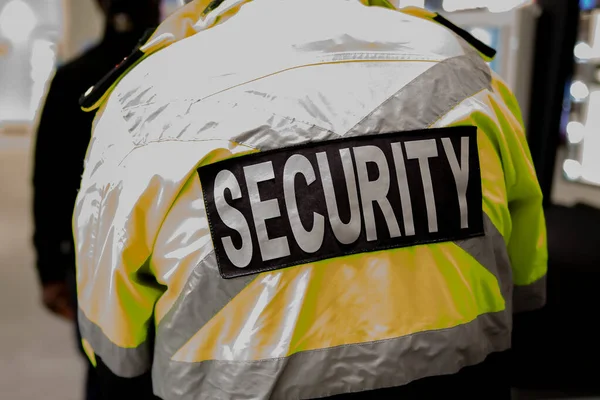Vista Trasera Guardia Seguridad Uniforme Patrullando Edificio Comercial —  Fotos de Stock