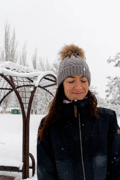 Vertical Closeup Shot Young Caucasian Female Posing Snowy Winter Park — 스톡 사진