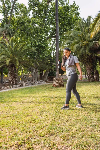 Une Hispanique Sportive Boit Eau Après Des Exercices Dans Parc — Photo