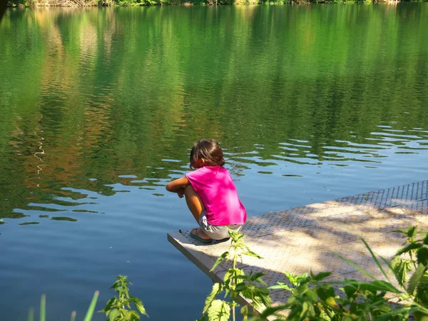 Mała Dziewczynka Mieszanej Rasy Która Lubi Być Naturze — Zdjęcie stockowe