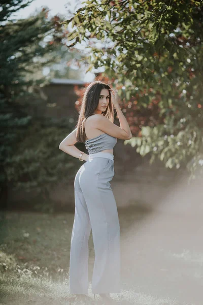 Pretty Caucasian Lady Wearing Gray Crop Top Posing Park — ストック写真