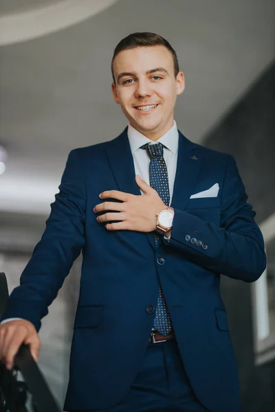 Jeune Homme Affaires Caucasien Costume Cravate Debout Plein Air — Photo