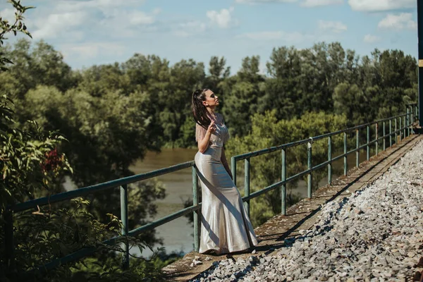 Ładna Biała Kobieta Eleganckiej Sukni Wieczorowej Stojąca Moście Pozująca — Zdjęcie stockowe