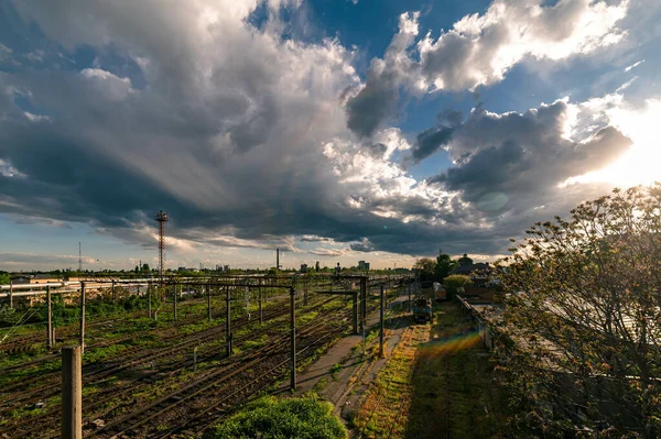 Krajina Starých Kolejí Poli Pokrytém Zelení Slunečního Svitu Zamračeného — Stock fotografie