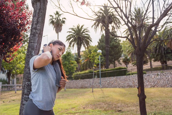 Una Deportista Hispana Estirándose Parque —  Fotos de Stock