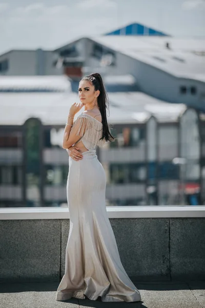Biała Kobieta Eleganckiej Sukni Wieczorowej Pozująca Moście — Zdjęcie stockowe