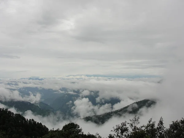 Una Giornata Nuvolosa Sulla Cima Alta Montagna Con Nuvole Che — Foto Stock
