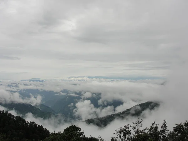 山頂付近を雲が覆う高い山の上の曇りの日 — ストック写真