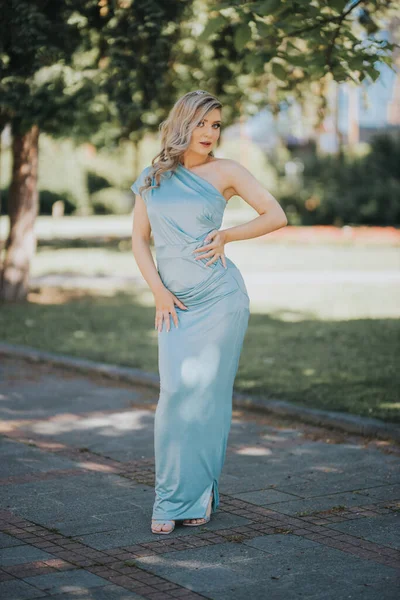 Uma Jovem Sexy Mulher Caucasiana Vestido Azul Bebê Longo Posando — Fotografia de Stock