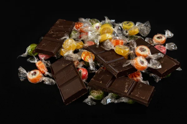 Primer Plano Caramelos Barras Chocolate Aisladas Sobre Fondo Negro — Foto de Stock