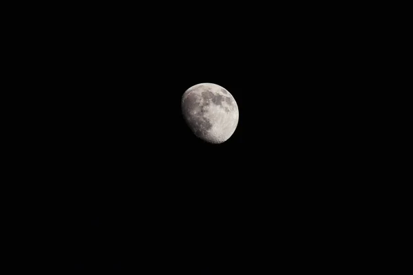 Karanlık Bir Gecede Ayın Evresinin Yakın Çekim Görüntüsü — Stok fotoğraf