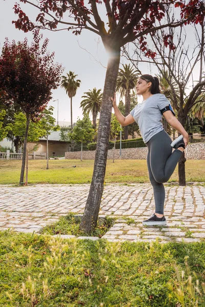 Una Deportista Hispana Estirándose Parque — Foto de Stock