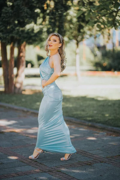 Une Jeune Femme Caucasienne Sexy Dans Une Longue Robe Bleue — Photo